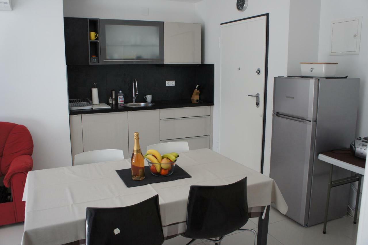Apartment White Vantacici Exterior photo